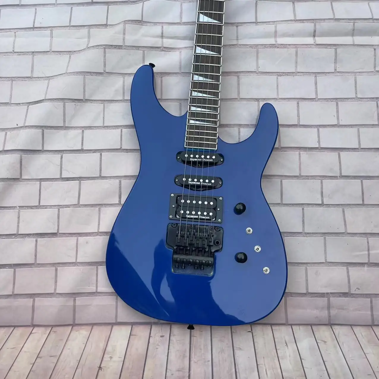 In stock, 6-chord electric guitar, blue body, with real shipping pictures. Order and ship immediately