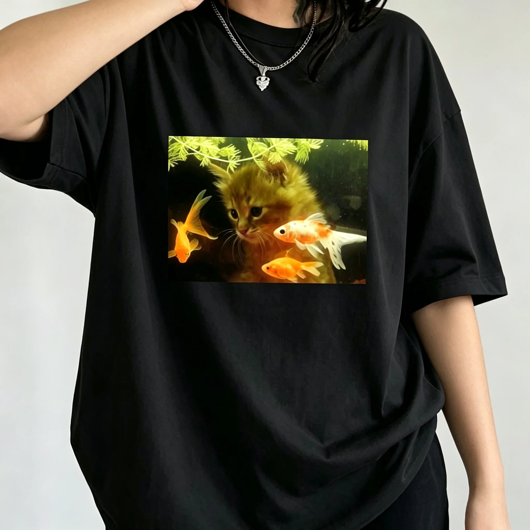 Vintage Cat Watching Goldfish Aquarium Graphic T‑Shirt Unisex Retro Kitten Fish Print Short Sleeve O‑Neck Casual Loose Tops
