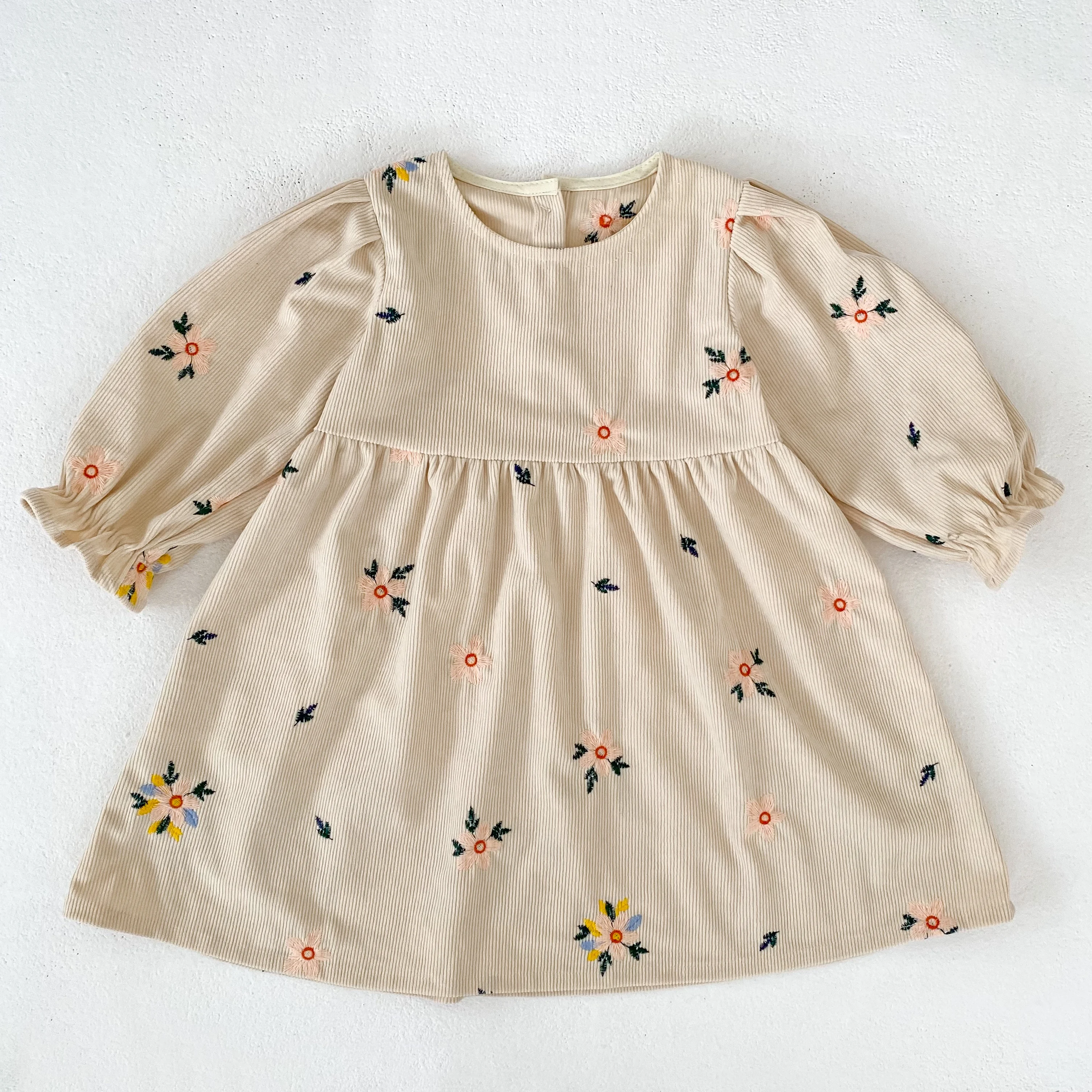 2026 Neues Herbst-Winter-Kleid für Mädchen 2-6 Jahre, Cordkleid mit Blumenstickerei, Langen Puffärmeln und Rundhalsausschnitt, A-Linien-Kleid – Detail 2