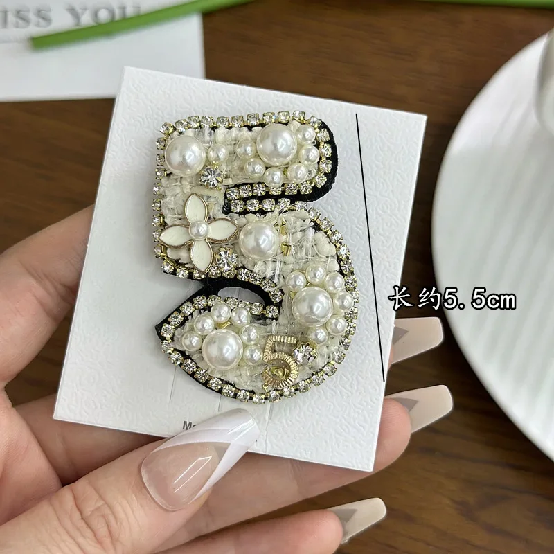 Korean Fashion Flower Brooches for Women Rhinestone Pearl Number 5 Corsage Luxulry Wedding Pearty Brooch Jewelry Accessories