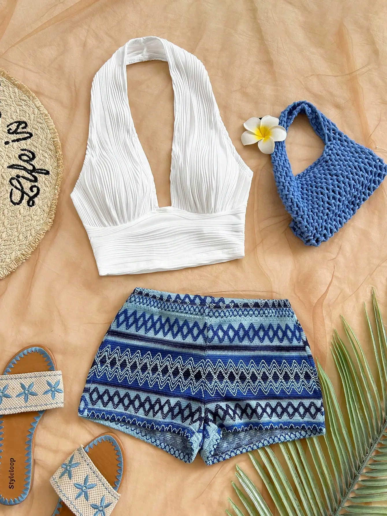 

Комплект из 2 предметов в стиле бохо: топ-халтер с плиссировкой и шорты с геометрическим принтом для летнего пляжного или повседневного образа