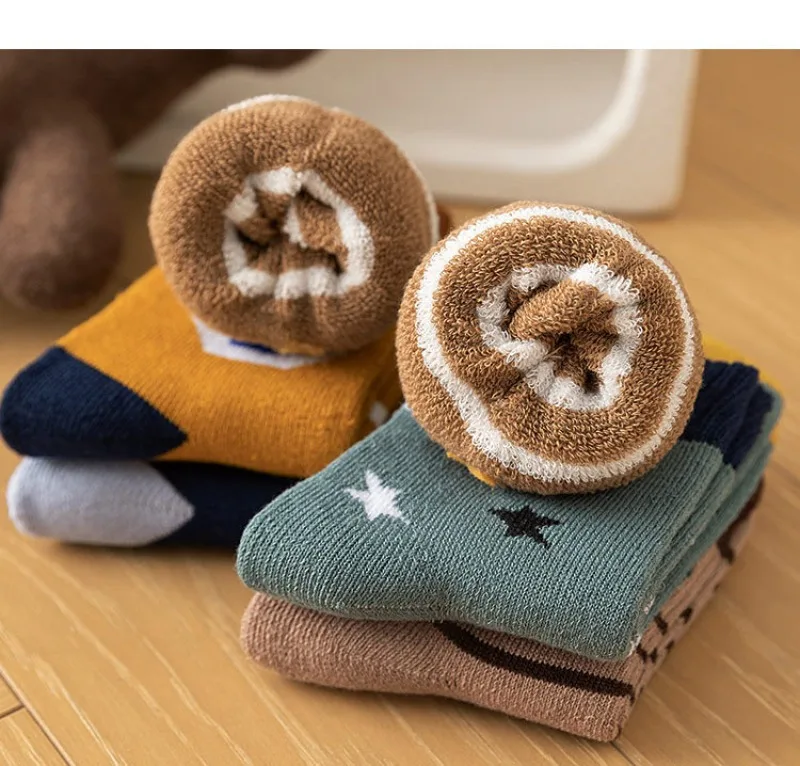 5 Paar dicke warme Socken für Kinder, niedliche Cartoon-Babysocken, mittellange Socken, warme Plüsch-Langsocken für den Winter, thermische Kinderschuhe – Detail 6