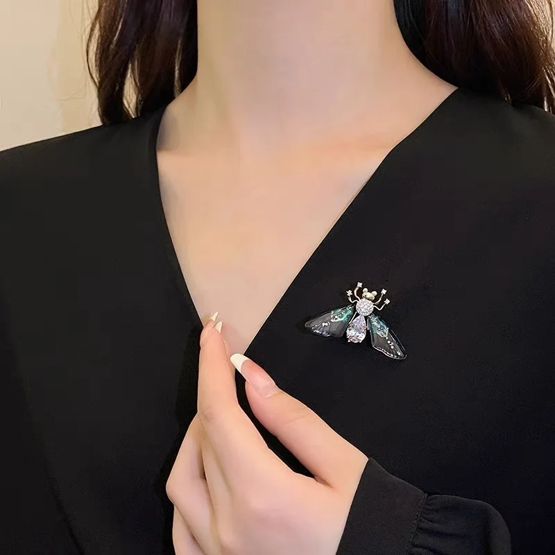 Fashion Resin Transparent Wings Bee Brooch For Women Delicate Design Little Insect Lapel Pins Crystal Animal Badge Jewelry Gifts