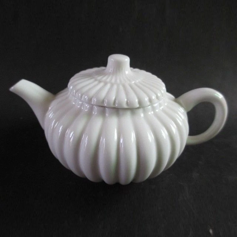 China jingdezhen dehua white porcelain small hip flask.Little teapot