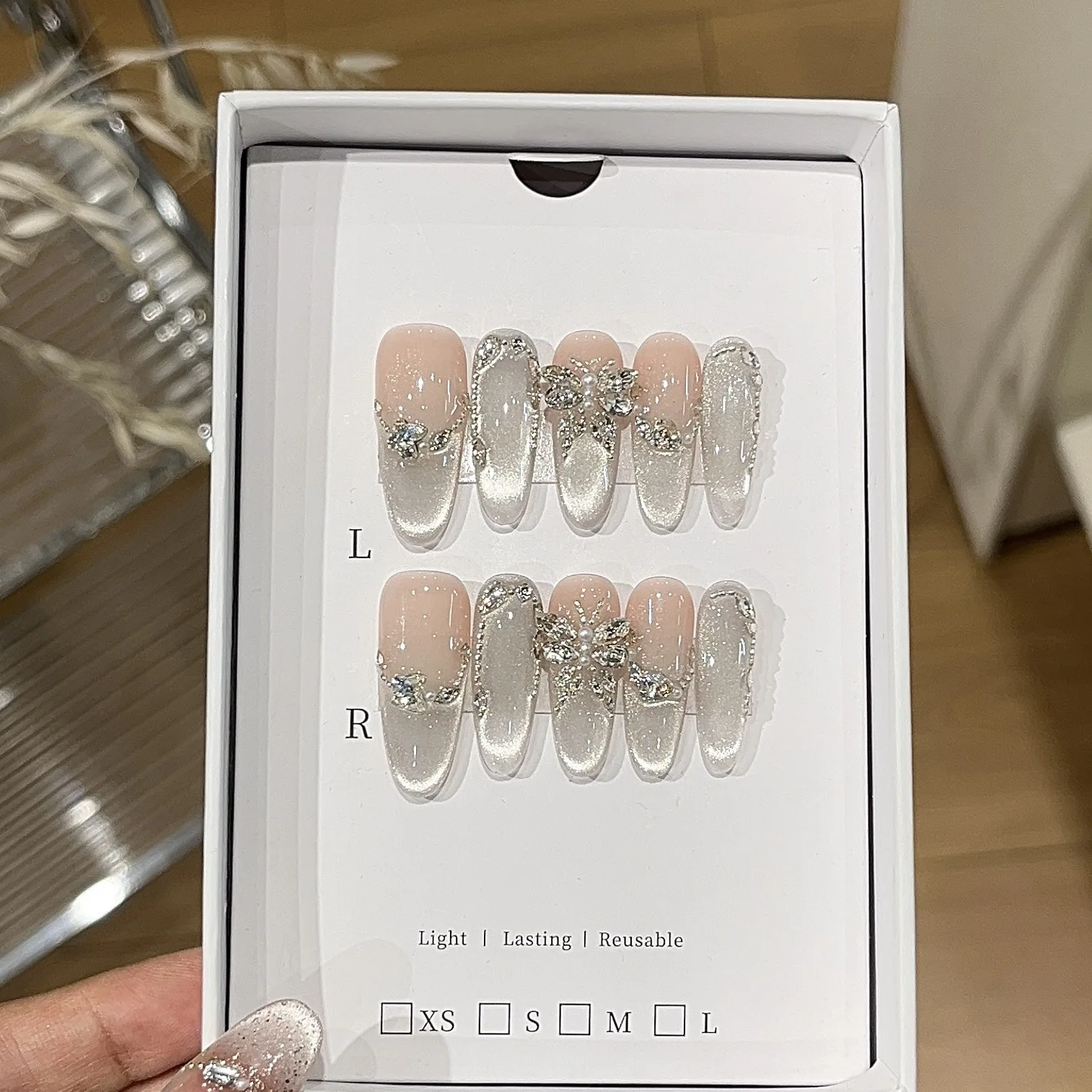 

Легкая вспышка, сладкие нежные французские кошачьи глаза, ногти ручной работы с полным покрытием, блестящие бриллианты, бабочки, цветы, дизайн, носимые накладные ногти