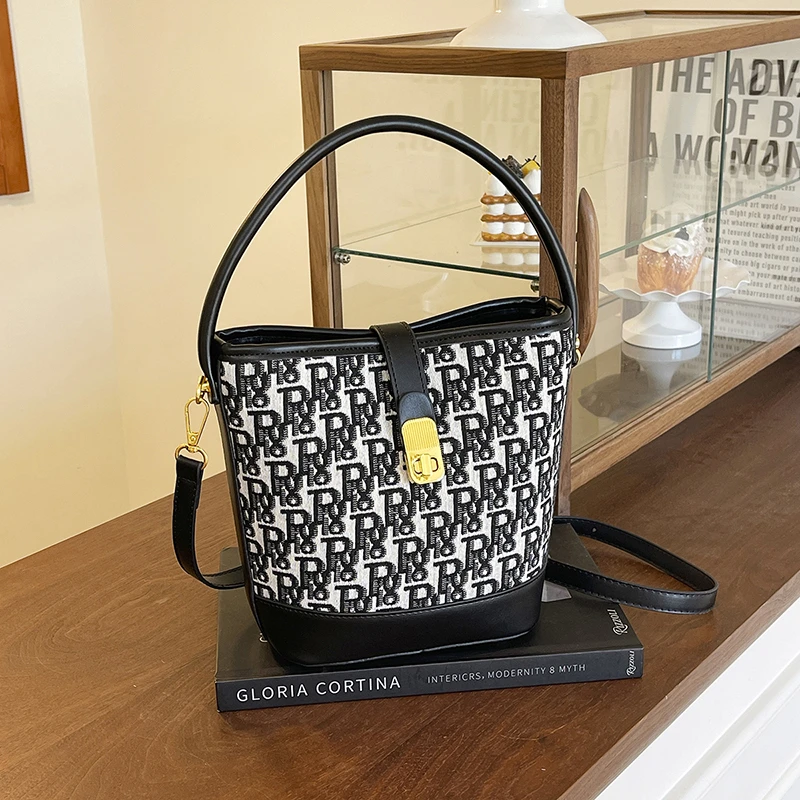 

High-End Creative Shoulder Bag With French Sophistication, Versatile Crossbody Feature For Ladies' Elegance.
