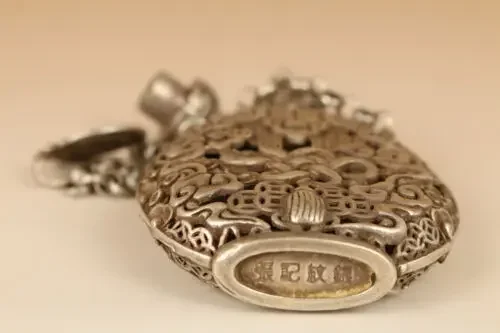 Chinese Old antique Tibet silver Carved Chinese knot Statue Sachet snuff bottle