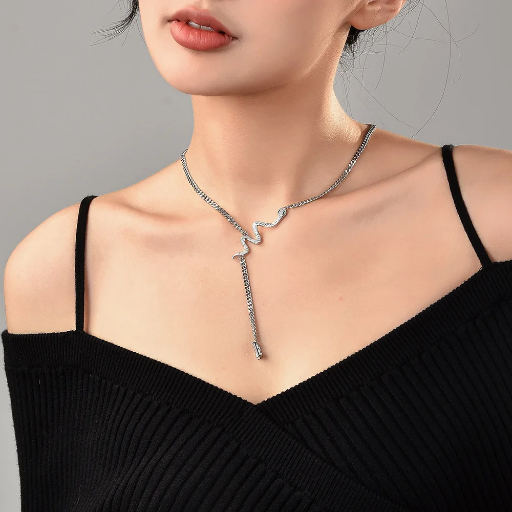 قلادة عظم الثعبان من مجموعة الخريف والشتاء هي سلسلة سترة ثعبان متعددة الاستخدامات للنساء