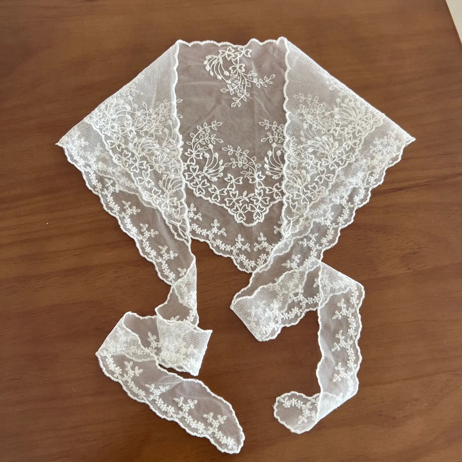 

Gentle Temperament Age-reducing French Versatile Decorative Flower Embroidered Headscarf Fashionable Triangle Headband Women