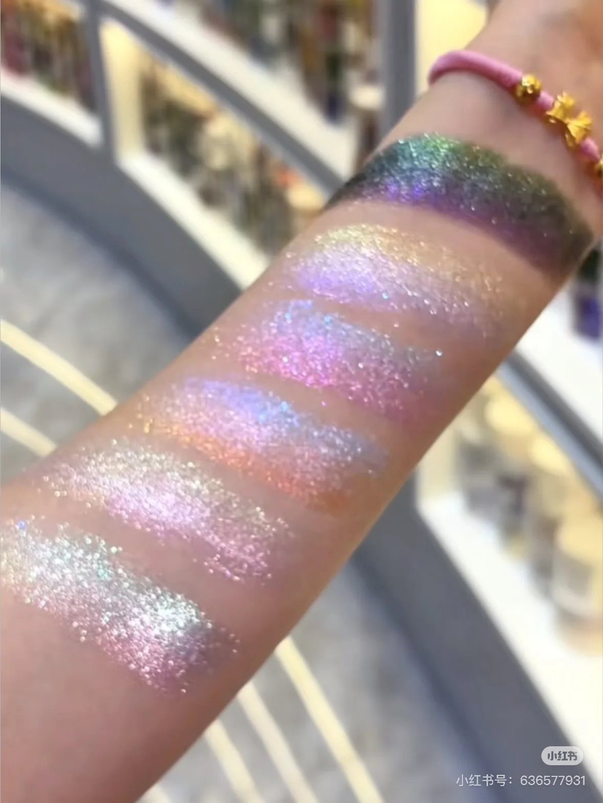 

SheenEffect Chameleon Single Color Eyeshadow Highlighter High Pigmented Long Lasting Glitter Super Shimmering Eye Makeup