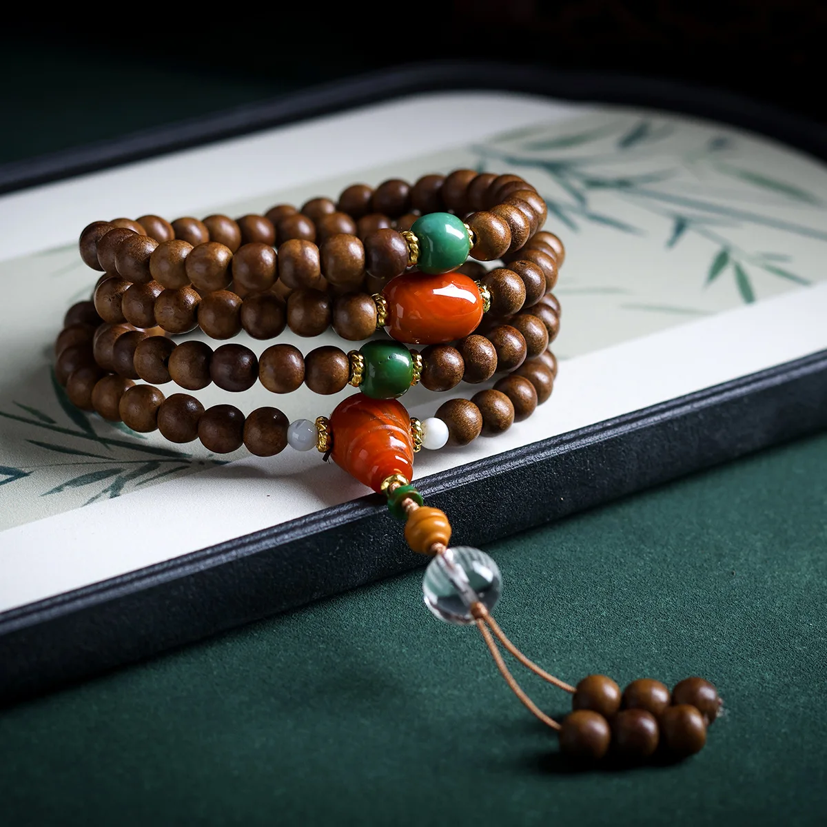 

Браслет из агарового дерева с натуральными белыми кристаллами, сутрой сердца и бусинами из красного агата – подарок