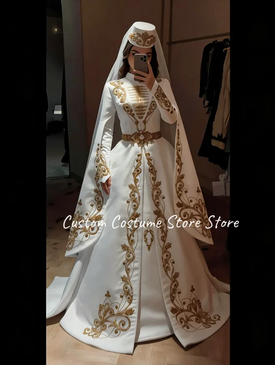 Luxuriöses traditionelles algerisches Brautkleid, weißes hochgeschlossenes A-Linien-Kaftan-Hochzeitskleid mit goldbesticktem Gürtel, individuell angepasst