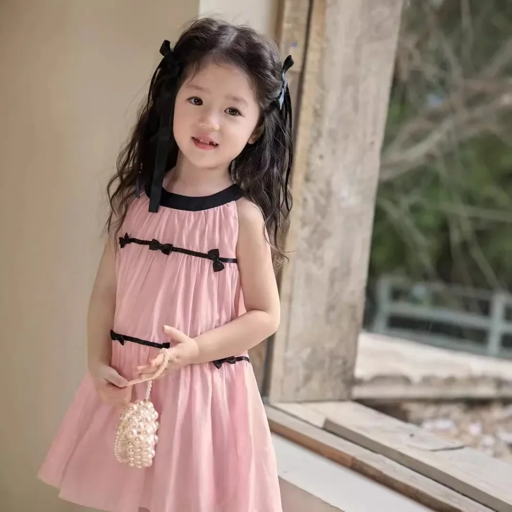 فستان Bear Leader صيفي جديد وردي جميل ولطيف لحفلات أعياد الميلاد مع زخرفة فيونكة بدون أكمام للفتيات فساتين كاجوال