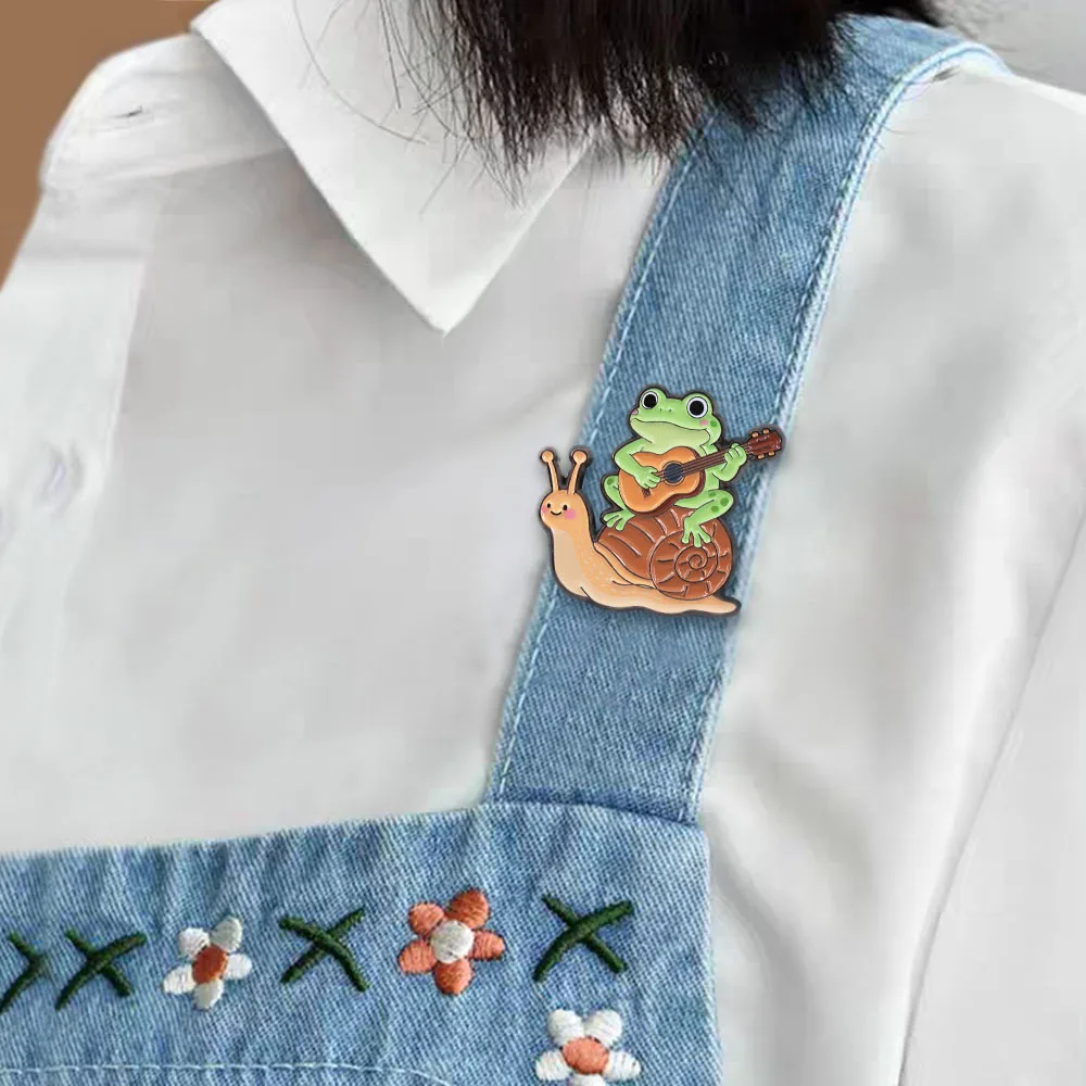 Cottagecore Frosch, der Gitarre auf einer Schnecke spielt, Emaille-Pin, Kawaii Tier-Brosche, Ästhetisches Musiker-Frosch-Abzeichen, Schmuckgeschenk, Naturliebe – Detail 5