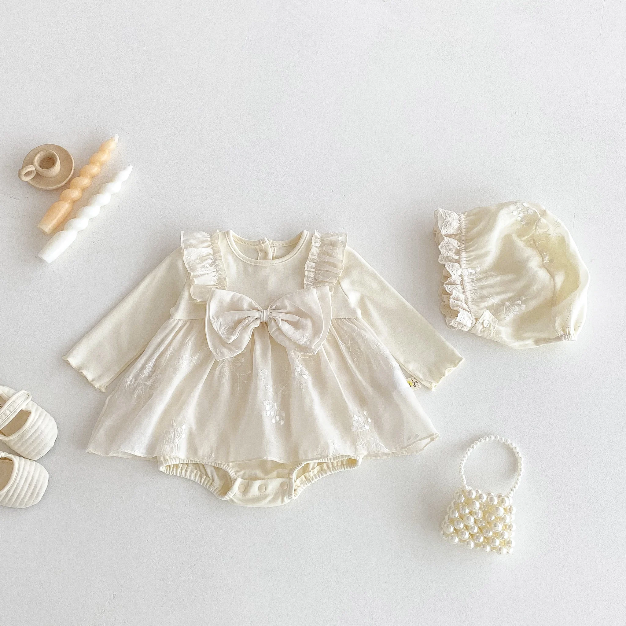 

A cute and sweet autumn long-sleeved gauze fake two-piece triangular one-piece dress for a baby girl with a suspender skirt and