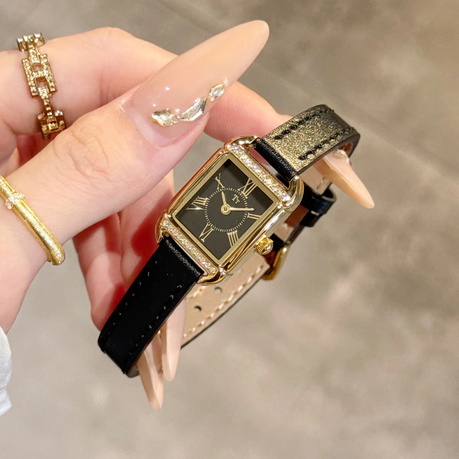 

Women's vintage-style square watch with leather strap, 2026 new style, high-end selection, exquisite women's wristwatch.