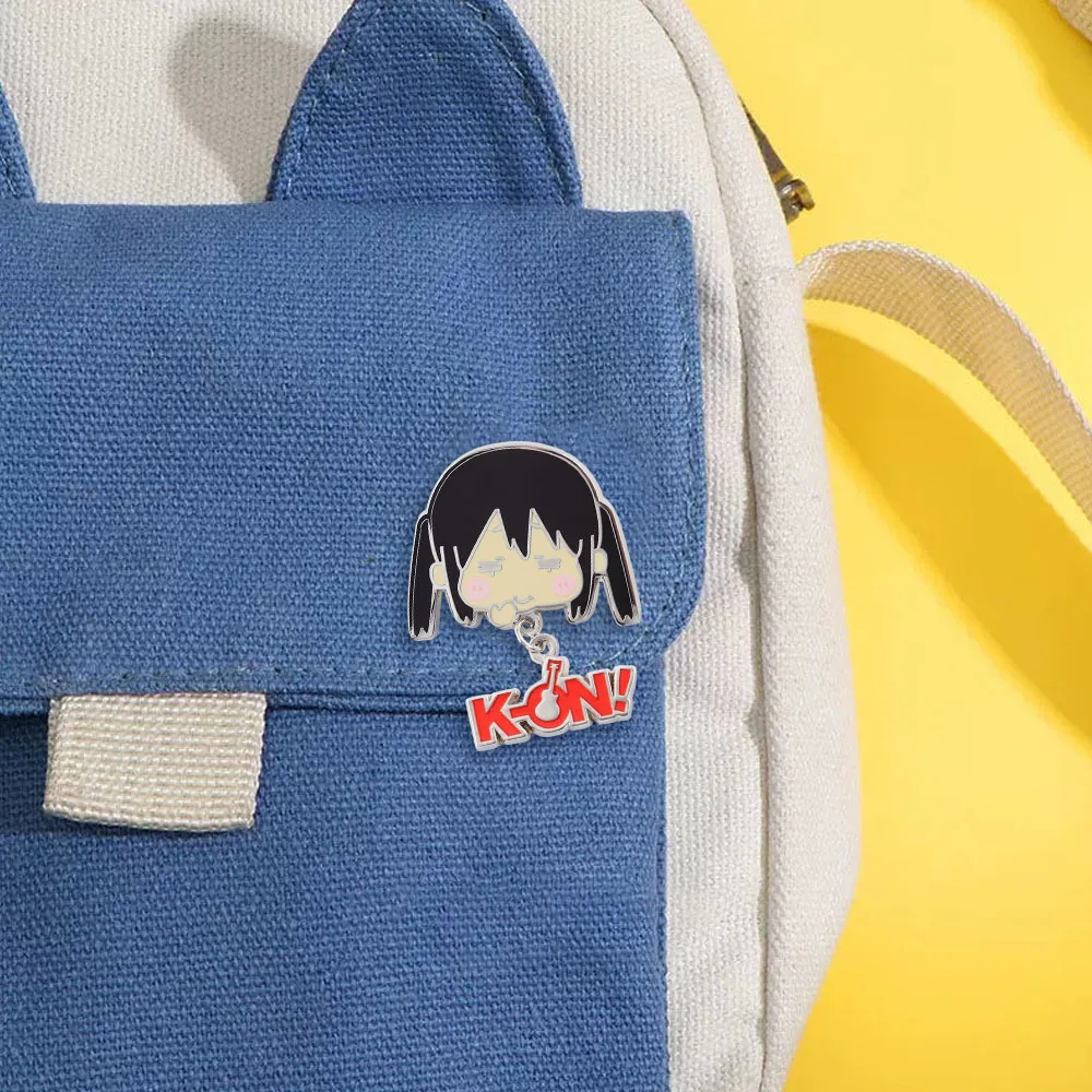 Anime K-ON Nakano Azusa Charakter Emaille-Pin Niedliche Cartoon-Brosche mit zwei Schwänzen Modisches Accessoire Fan-Merchandise Sammlerstück – Detail 10