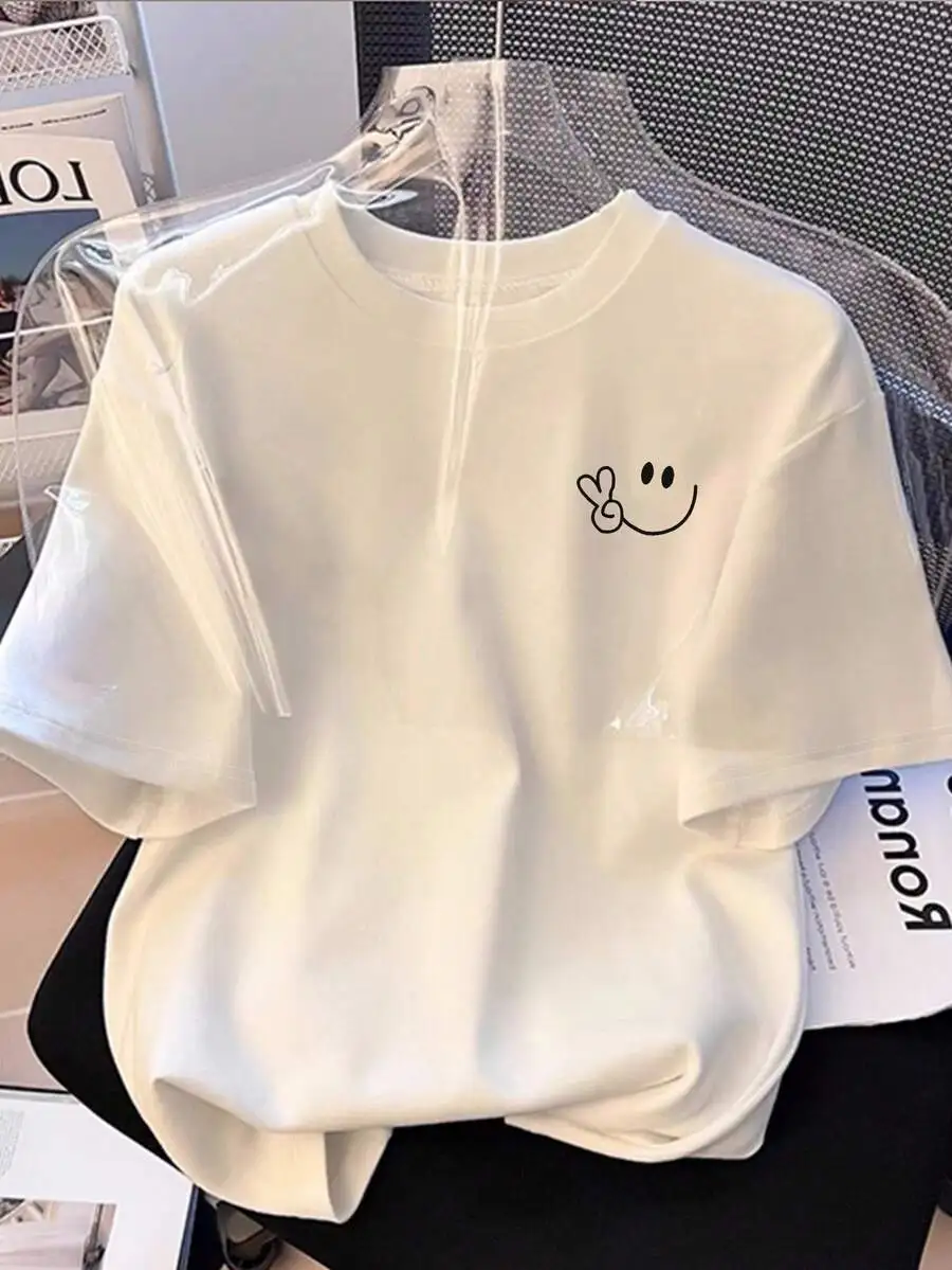 

Женская повседневная белая футболка с коротким рукавом и принтом смайлика, свободного кроя