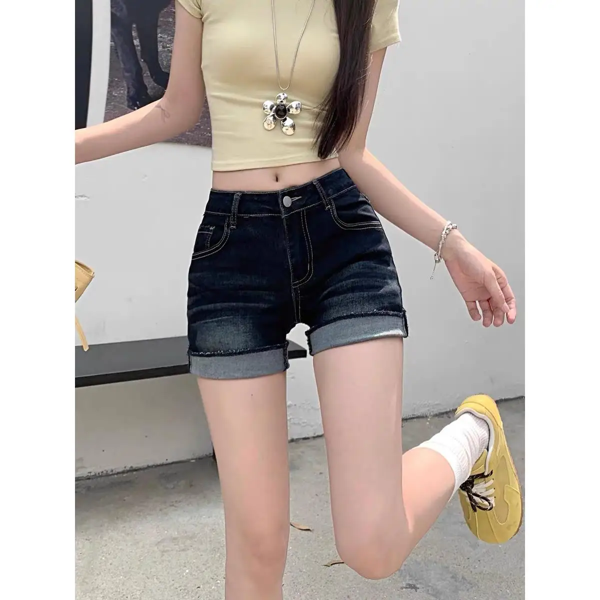 

Американские джинсовые шорты с низкой талией для женщин, летние, новые, утягивающие, с эффектом похудения, А-силуэт, с отворотами, повседневные, прямые, из ПВХ