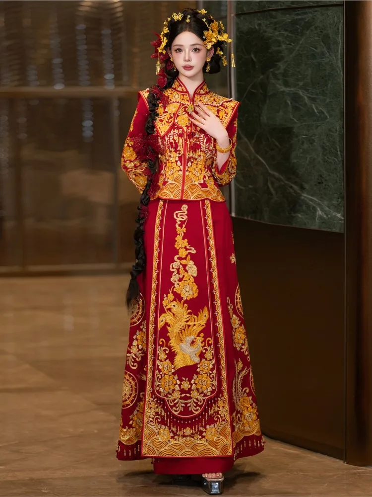 

The wedding dress of dragon and phoenix gown bride's Chinese-style for ceremony