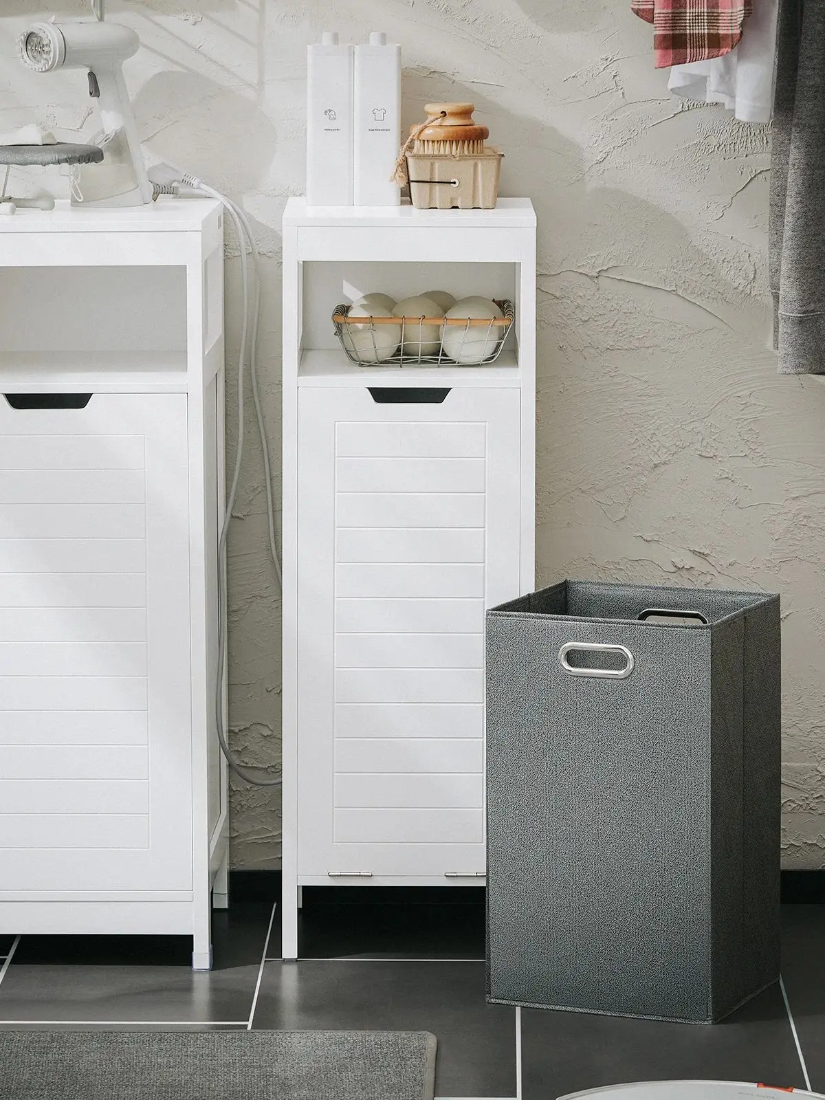 SoBuy BZR122-W Wäscheschrank mit ausklappbarem Wäschesack Wäschetruhe Wäschesammler Wäschekorb Badschrank BHT ca. 30x90x30