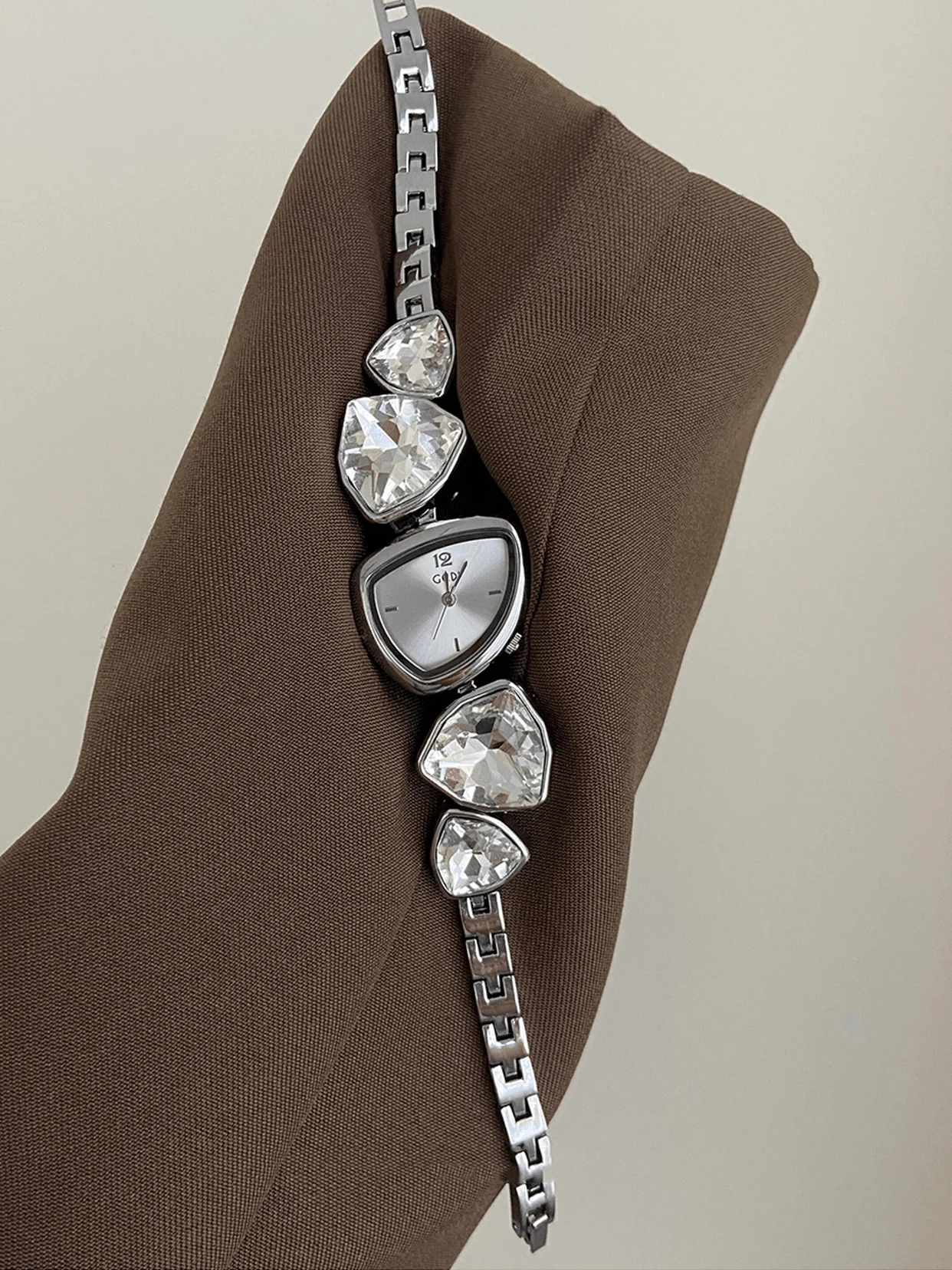 Watch Triangle Luxury - Luxuriöse Kristallbesetzte Armbanduhr für Damen mit