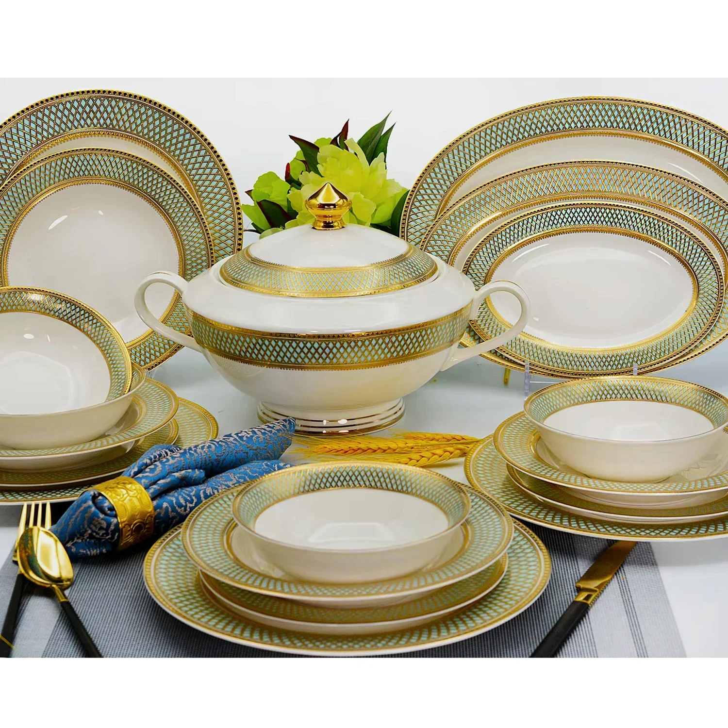 98pcs High Quality Bone China Dinnerware Ceramic Durable Embossed Gold Dinner Set Western Hotel Restaurant