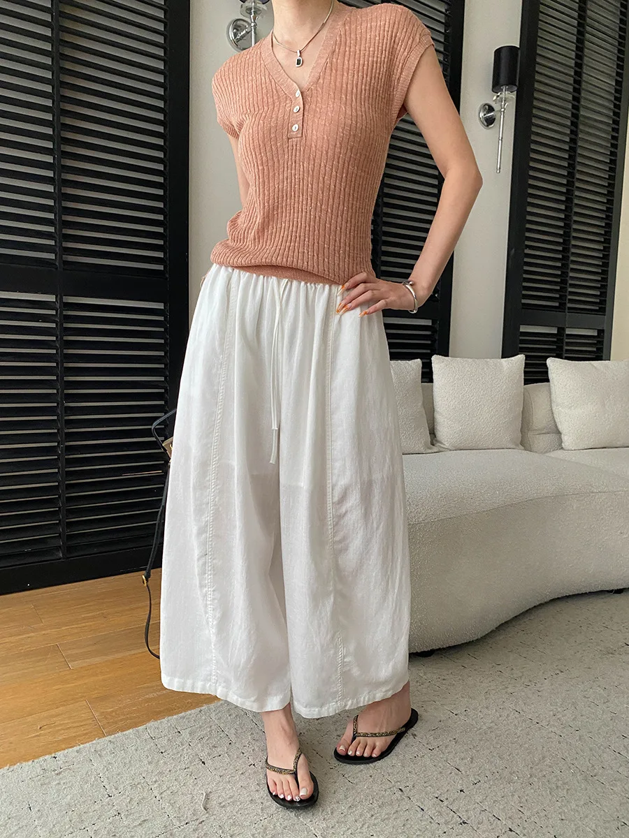 Sommerlicher Damenpullover in unifarbenem Design mit Knopfleiste, V-Ausschnitt und schlankem Schnitt, kurzärmelig. – Detail 29