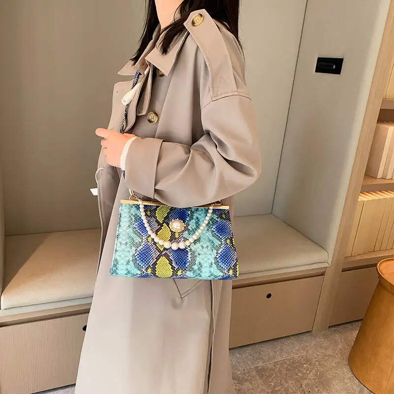 

Ретро-сумка-клатч из искусственной кожи под змеиную кожу с жемчужным декором, стильная квадратная сумка через плечо, вечерняя сумка-ракушка из ПУ кожи с цепочкой, элегантная сумка-клатч