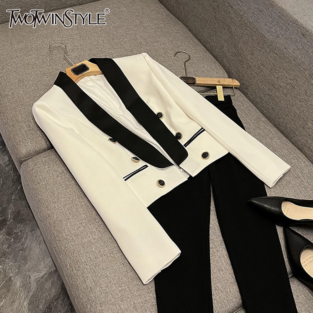 

Женский блейзер TWOTWINSTYLE с цветовыми блоками, двубортный, с акцентными элементами, воротником-шалью, приталенный, дизайнерский, для офиса и повседневной носки KJA560559