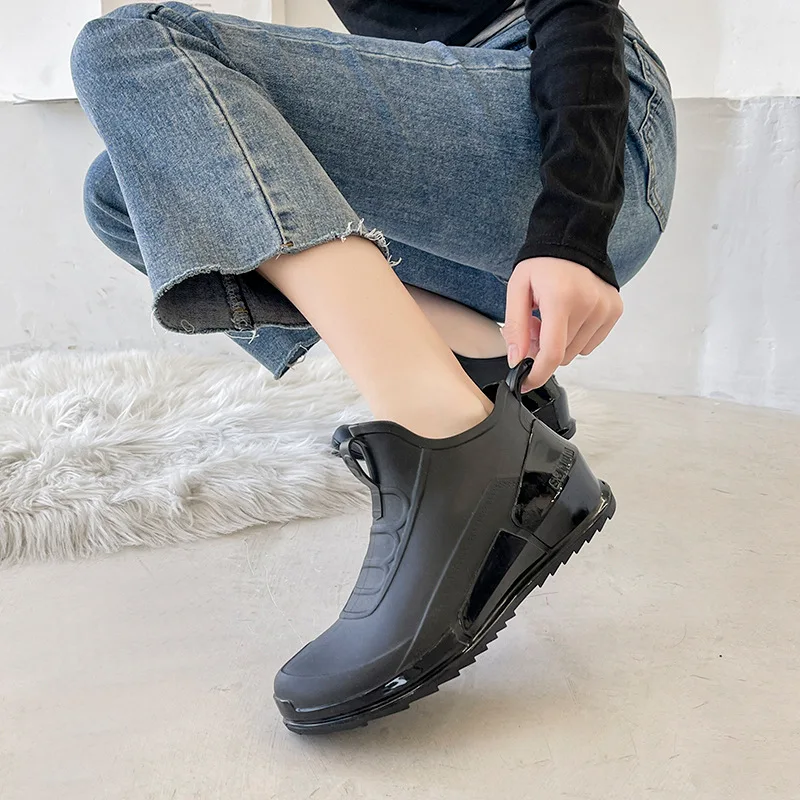 امرأة أحذية المطر مطاط مقاوم للماء أحذية السيدات عادية الانزلاق على الشقق Rainboots الإناث معزول حديقة الكالوشات بوتاس دي تشوفا