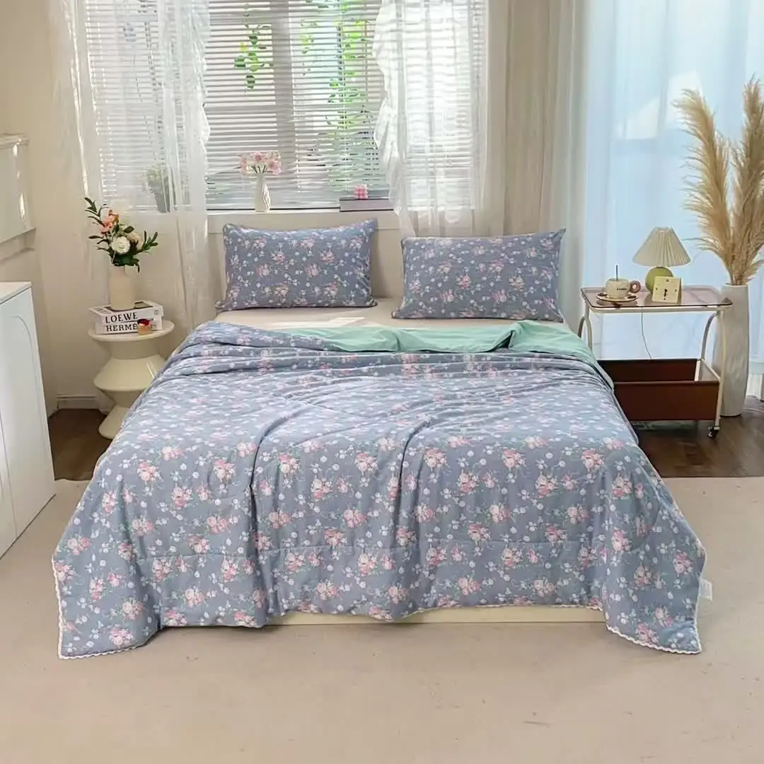 1PC Lake Blue Floral Print Summer Quilt Soft Skin-Friendly Lightweight Air Conditioning Bedding with Lace Embellishment Machine