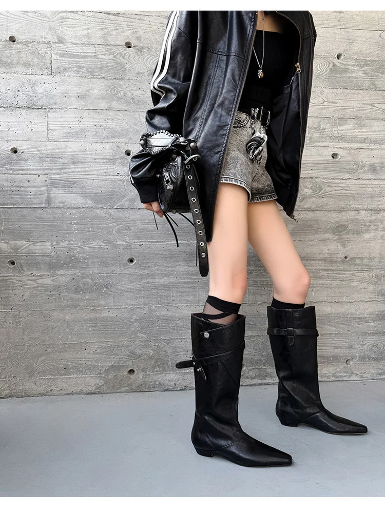 

Ретро-ботинки с заклепками, заостренный носок, низкий каблук, высокие сапоги выше колена, с ремешком, синяя замша, верх из ПУ, средний каблук, толстая подошва