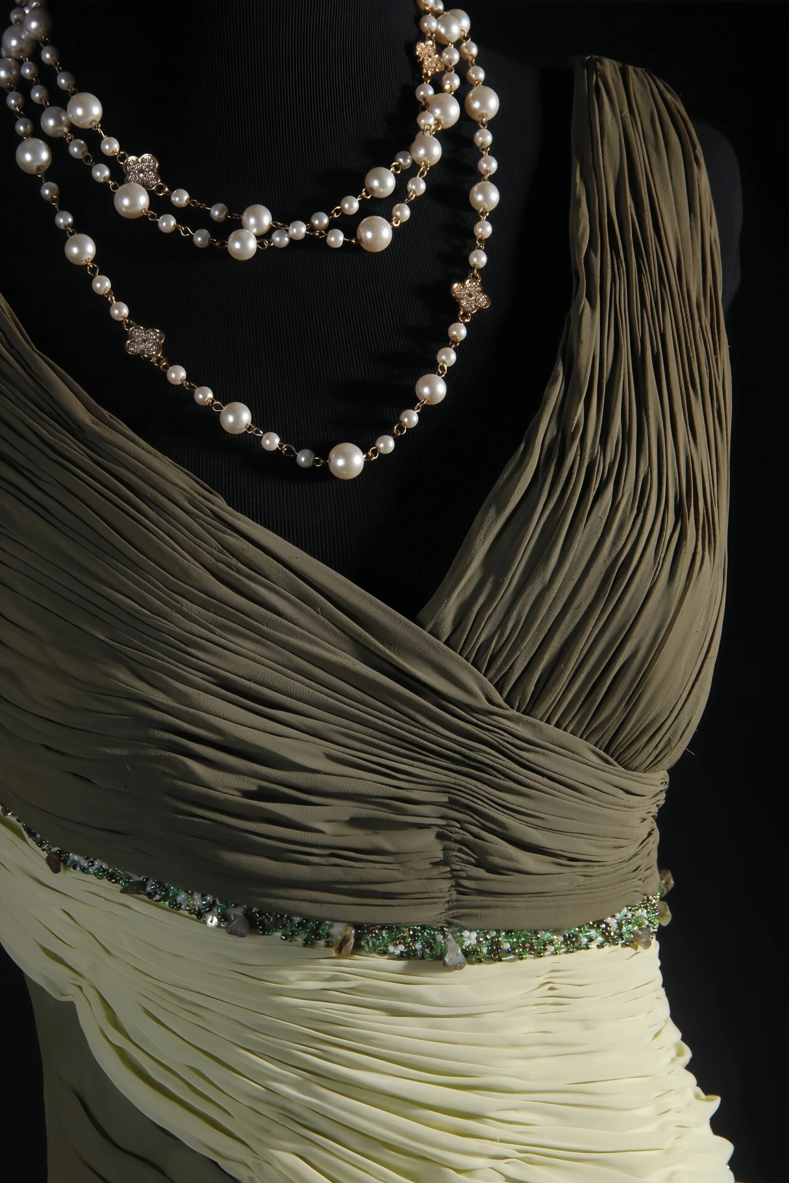 Vintage Green Evening Dress Extravagant Slim Fit V-Neck Chiffon Sleeveless Pleated A-Line Formal Occasion Celebrity Banquet Gown