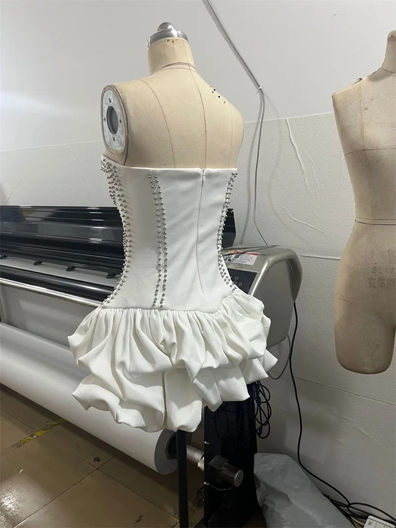 Vestido de Festa Curto Branco Sexy Sem Alças com Renda e Babados para Casamento e Eventos Formais