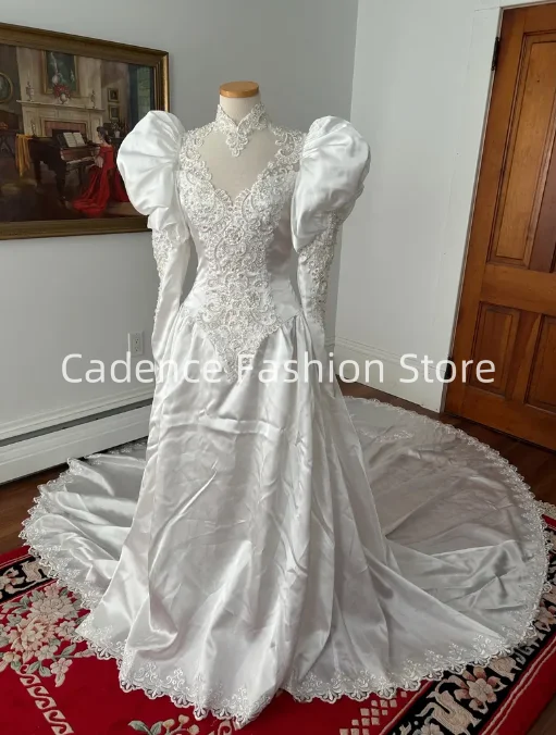 Abiti da sposa personalizzati con orlo da cattedrale da sposa in raso bianco con maniche a sbuffo del 2025 anni '80