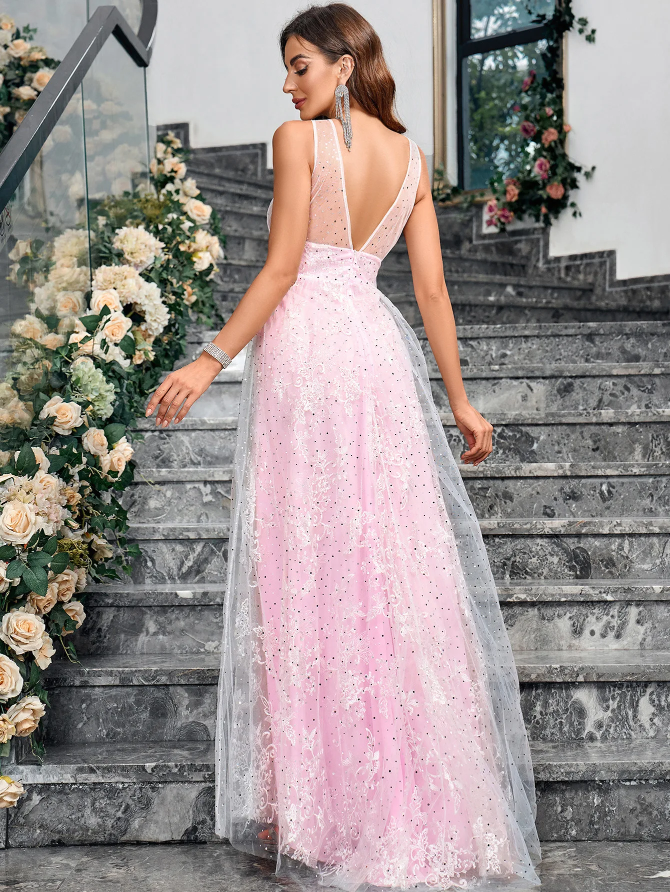 Elegante das mulheres fora do ombro vestido de malha sem mangas, luxuoso high-end noiva dançando graciosamente, dre casamento lantejoulas