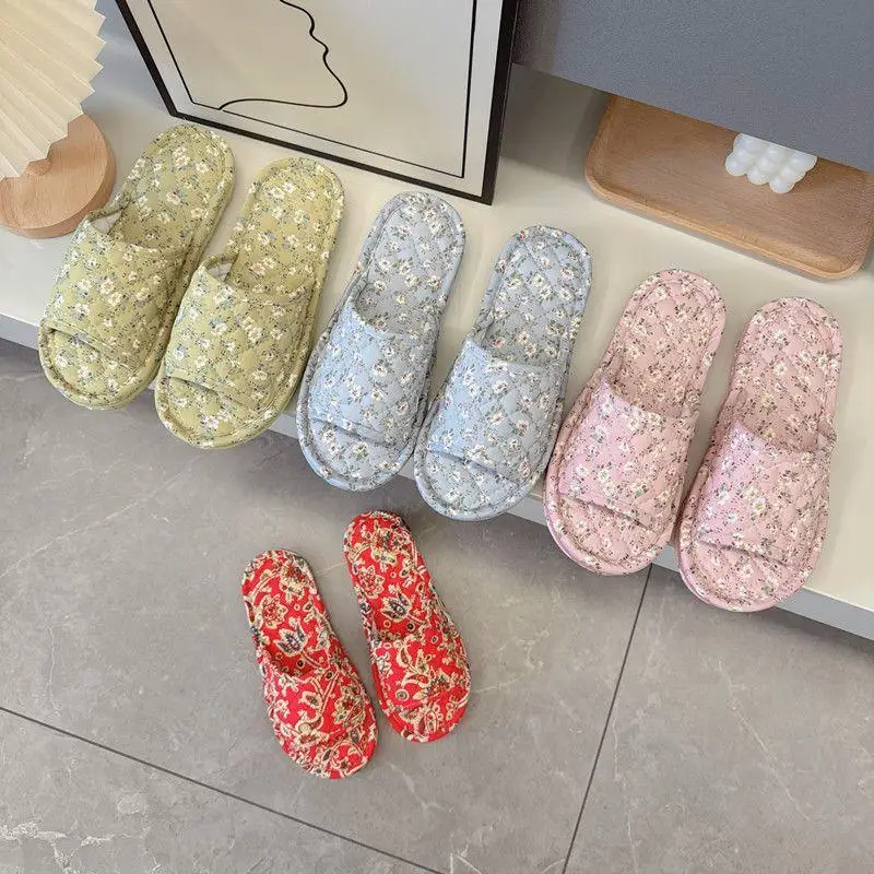 2025 Zapatillas de tela nuevas de tres capas de fondo grueso uso doméstico zapatillas silenciosas transpirables lavables a máquina zapatos de casa cómodos