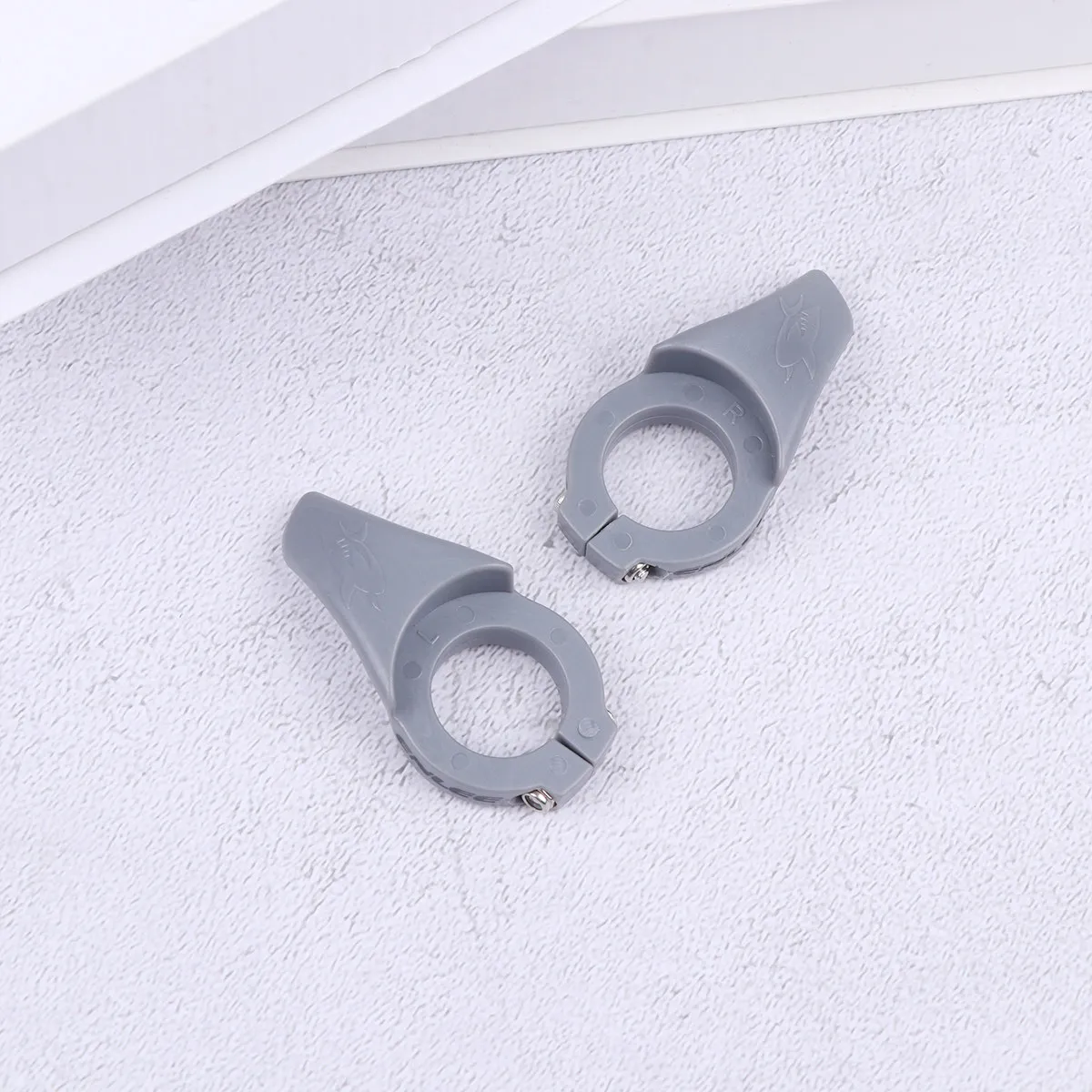 

Пара эргономичных красных рукояток для велосипедного руля (1 пара) для горных и шоссейных велосипедов: снижение усталости запястий, легкие, устойчивые к царапинам, фиксированные.