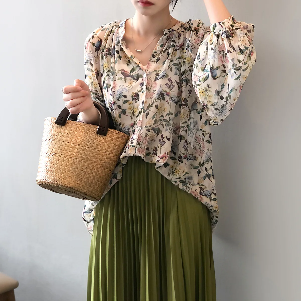 V-neck Chiffon Flower Blouse for Women's 2023 Summer New Thin Shirt Design Sense Temperament Top Graceful lantern sleeves