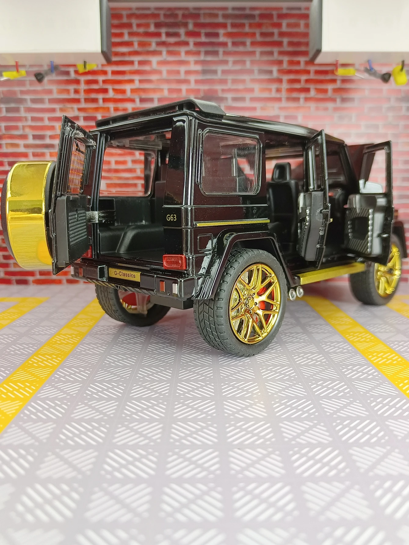 1:24 Mercedes-Benz G63 off-road car Simulation Diecast Metal Alloy Model car Sound Light Pull Back Collection Kids Toy Gift