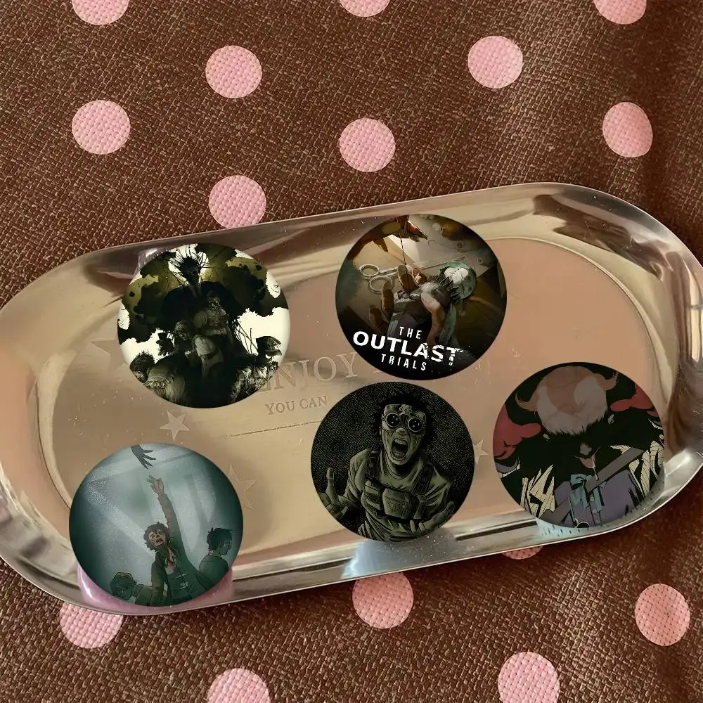 Game The O-outlast Trials Round Badge Kreative Brosche Kleidung Rucksack Accessoires Anstecknadel