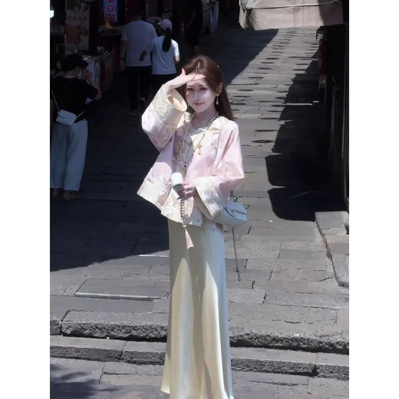 เสื้อโค้ทสไตล์จีนใหม่แบบหรูหราเบาๆ คอวี ปักลาย สำหรับผู้หญิง เสื้อและกระโปรงสไตล์จีนแบบใหม่ที่ได้รับการปรับปรุง