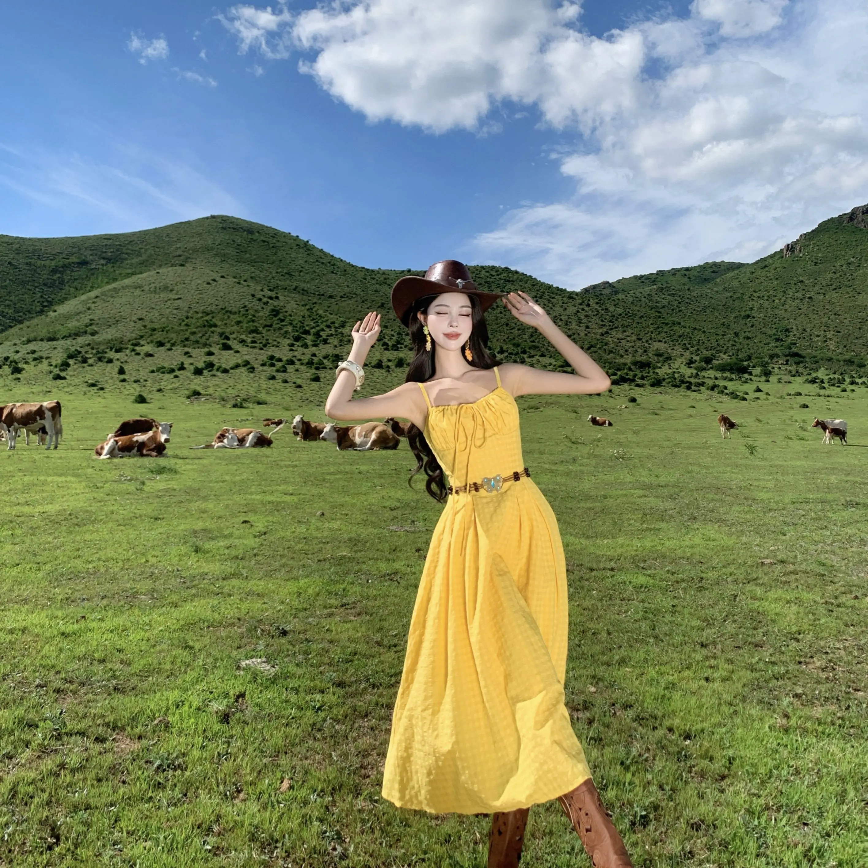 Women's summer slim-fit yellow camisole dress with a waistline for a dopamine-style outfit, perfect for Northern Xinjiang