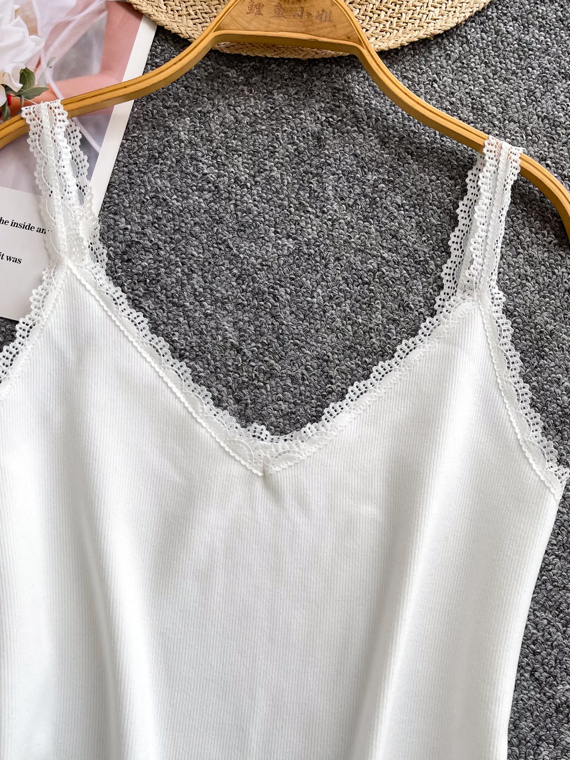 قميص داخلي نسائي صيفي أنيق بحمالات وتطريز دانتيل، تصميم نحيف وعصري بطول عادي مناسب للارتداء اليومي #2