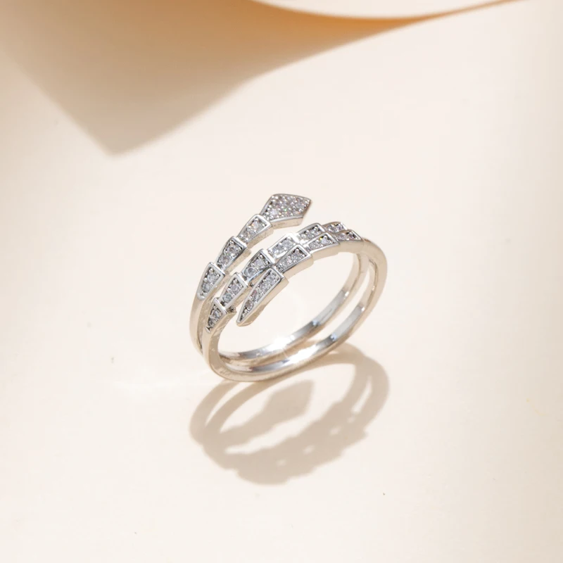 Mehrschleifiger geschwungener Schlangenring, offen, verstellbar, mit Mikro-Pavé-Fassung, funkelnden klaren Zirkonia-Steinen, weißgoldplattiert, stapelbar, Fingerring B – Detail 1