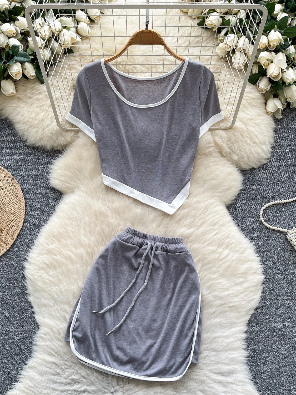 Conjunto casual de cseta de manga curta com gola redonda e saia de cintura elástica, roupa esportiva leve e confortável pa...
