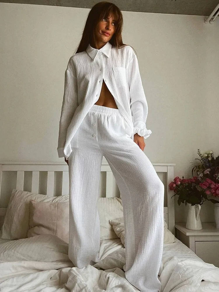 

Комплект из хлопковой жатой кожи: рубашка и брюки. Женские повседневные брюки прямого кроя со средней и низкой посадкой, из ПВХ и ПУ.