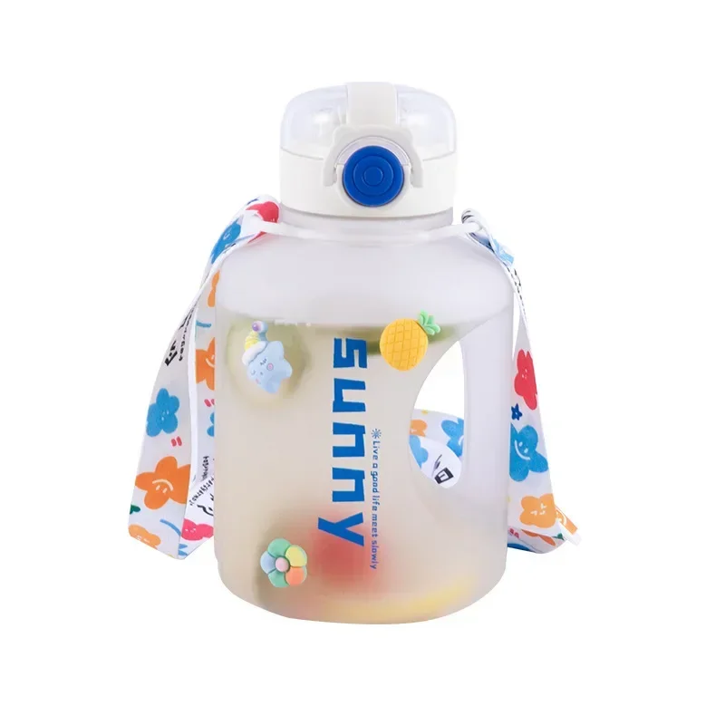 دلو بلاستيك بالأسنان الحمراء على الإنترنت ، زجاجة ماء كبيرة السعة للفتيات ، قش عالي الجمال ، الرياضة في الهواء الطلق ، ، ، من من من من الإنترنت