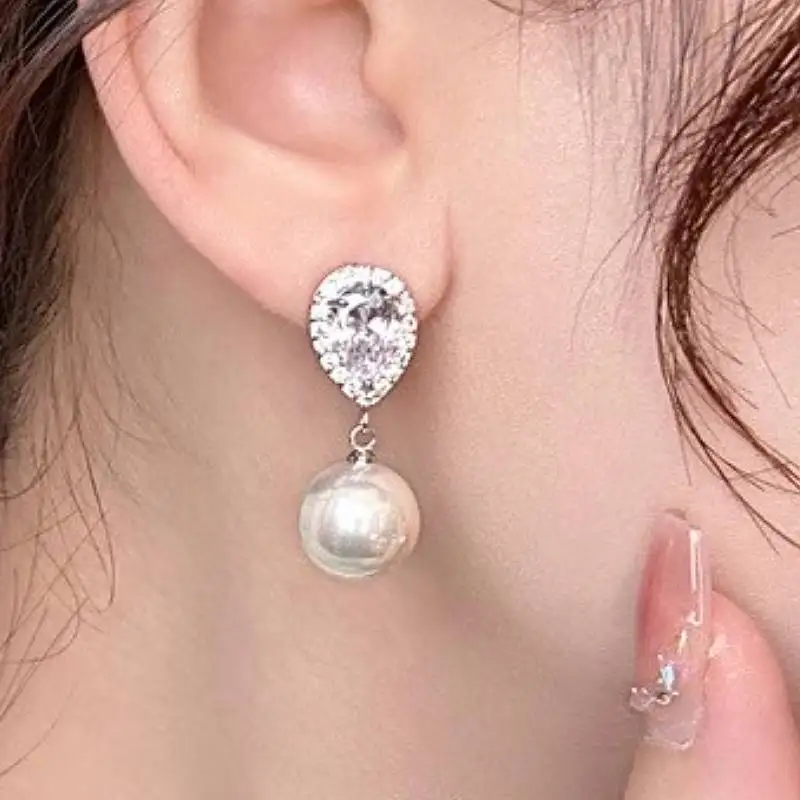 Huitan Wunderschöne Damen-Tropfenohrringe mit Imitationsperlen, elegantes, ästhetisches Jubiläums- und Hochzeitszubehör, trendiges Schmuckgeschenk mit CZ